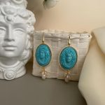 Orecchini Cammeo turchese , orecchini argento 925, orecchini vistosi, resina turchese, grappoli di perle di fiume, orecchini classici. Orecchini con Cammeo