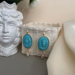 Orecchini Cammeo turchese , orecchini argento 925, orecchini vistosi, resina turchese, grappoli di perle di fiume, orecchini classici. Orecchini con Cammeo