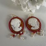 Orecchini argento 925, orecchini vistosi e leggeri, orecchini Cammeo, resina italiana, grappoli di perle miste, orecchini classici. Orecchini con Cammeo