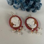 Orecchini argento 925, orecchini vistosi e leggeri, orecchini Cammeo, resina italiana, grappoli di perle miste, orecchini classici. Orecchini con Cammeo