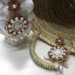 Orecchini siciliani con cammeo originale di conchiglia, base in chiacchierino dorato, cammeo naturale e perle maiorca bianche e rosse. Orecchini con Cammeo
