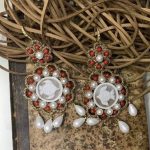 Orecchini siciliani con cammeo originale di conchiglia, base in chiacchierino dorato, cammeo naturale e perle maiorca bianche e rosse. Orecchini con Cammeo