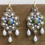 Orecchini siciliani, base in chiacchierino dorato, mattonella ceramica di Caltagirone, perle maiorca bianche, argento 925, regalo per lei Orecchini siciliani Chiacchierino