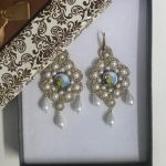 Orecchini siciliani, base in chiacchierino dorato, mattonella ceramica di Caltagirone, perle maiorca bianche, argento 925, regalo per lei Orecchini siciliani Chiacchierino