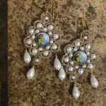Orecchini siciliani, base in chiacchierino dorato, mattonella ceramica di Caltagirone, perle maiorca bianche, argento 925, regalo per lei Orecchini siciliani Chiacchierino