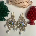 Orecchini siciliani, base in chiacchierino dorato, mattonella ceramica di Caltagirone, perle maiorca bianche, argento 925, regalo per lei Orecchini siciliani Chiacchierino