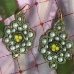 Orecchini siciliani, base in chiacchierino dorato, mattonella ceramica di Caltagirone, perle maiorca bianche, argento 925, regalo per lei Orecchini siciliani Chiacchierino