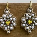 Orecchini siciliani, base in chiacchierino dorato, mattonella ceramica di Caltagirone, perle maiorca bianche, argento 925, regalo per lei Orecchini siciliani Chiacchierino