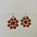 Orecchini siciliani con base in chiacchierino dorato e perle rosse e bianche regalo per lei. Orecchini siciliani Chiacchierino