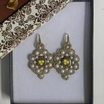 Orecchini siciliani, base in chiacchierino dorato, mattonella ceramica di Caltagirone, perle maiorca bianche, argento 925, regalo per lei Orecchini siciliani Chiacchierino