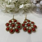 Orecchini siciliani con base in chiacchierino dorato e perle rosse e bianche regalo per lei. Orecchini siciliani Chiacchierino