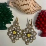 Orecchini siciliani, base in chiacchierino dorato, mattonella ceramica di Caltagirone, perle maiorca bianche, argento 925, regalo per lei Orecchini siciliani Chiacchierino