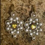 Orecchini siciliani, base in chiacchierino dorato, mattonella ceramica di Caltagirone, perle maiorca bianche, argento 925, regalo per lei Orecchini siciliani Chiacchierino