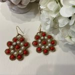 Orecchini siciliani con base in chiacchierino dorato e perle rosse e bianche regalo per lei. Orecchini siciliani Chiacchierino