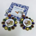 Orecchini siciliani con base in chiacchierino dorato e mattonella tonda in ceramica di Caltagirone Orecchini siciliani Chiacchierino