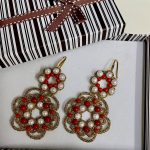 Orecchini siciliani con base in chiacchierino dorato e perle rosse e bianche Orecchini siciliani Chiacchierino