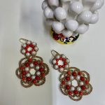 Orecchini siciliani con base in chiacchierino dorato e perle rosse e bianche Orecchini siciliani Chiacchierino