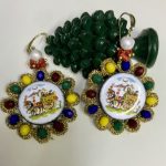Orecchini siciliani con base in chiacchierino dorato e mattonella tonda in ceramica di Caltagirone Orecchini siciliani Chiacchierino