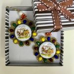 Orecchini siciliani con base in chiacchierino dorato e mattonella tonda in ceramica di Caltagirone Orecchini siciliani Chiacchierino