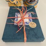 Orecchini siciliani con base in chiacchierino dorato e perle rosse e bianche Orecchini siciliani Chiacchierino