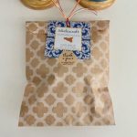 Orecchini siciliani con base in chiacchierino dorato e perle turchesi Orecchini siciliani Chiacchierino