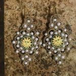 Orecchini siciliani, base in chiacchierino dorato, mattonella ceramica di Caltagirone, perle Maiorca bianche, argento 925, regalo per lei Orecchini siciliani Chiacchierino