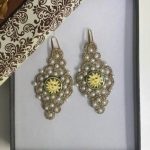 Orecchini siciliani, base in chiacchierino dorato, mattonella ceramica di Caltagirone, perle Maiorca bianche, argento 925, regalo per lei Orecchini siciliani Chiacchierino