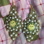 Orecchini siciliani, base in chiacchierino dorato, mattonella ceramica di Caltagirone, perle Maiorca bianche, argento 925, regalo per lei Orecchini siciliani Chiacchierino