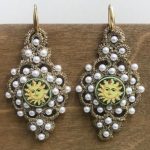 Orecchini siciliani, base in chiacchierino dorato, mattonella ceramica di Caltagirone, perle Maiorca bianche, argento 925, regalo per lei Orecchini siciliani Chiacchierino