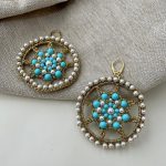 Orecchini argento 925 con base in chiacchierino, grande ruota di carretto, perle maiorca turchesi e bianche Orecchini siciliani Chiacchierino