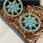 Orecchini argento 925 con base in chiacchierino, grande ruota di carretto, perle maiorca turchesi e bianche Orecchini siciliani Chiacchierino
