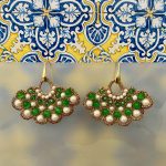 Orecchini argento 925, base chiacchierino, forma ventaglio, agata verde, perle maiorca bianche  regalo per lei. Orecchini siciliani Chiacchierino