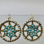 Orecchini argento 925 con base in chiacchierino, grande ruota di carretto, perle maiorca turchesi e bianche Orecchini siciliani Chiacchierino