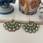 Orecchini argento 925, base chiacchierino, forma ventaglio, agata verde, perle maiorca bianche  regalo per lei. Orecchini siciliani Chiacchierino