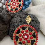 Orecchini argento 925 con base in chiacchierino, grande ruota di carretto, perle maiorca rosse e bianche Orecchini siciliani Chiacchierino