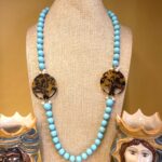 Collana artigianale con pasta di turchese, medaglioni di resina e grappoli perle di fiume. Collane pietre dure