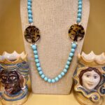 Collana artigianale con pasta di turchese, medaglioni di resina e grappoli perle di fiume. Collane pietre dure