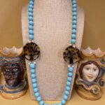 Collana artigianale con pasta di turchese, medaglioni di resina e grappoli perle di fiume. Collane pietre dure