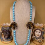 Collana artigianale con pasta di turchese, medaglioni di resina e grappoli perle di fiume. Collane pietre dure