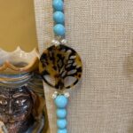 Collana artigianale con pasta di turchese, medaglioni di resina e grappoli perle di fiume. Collane pietre dure