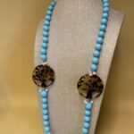 Collana artigianale con pasta di turchese, medaglioni di resina e grappoli perle di fiume. Collane pietre dure