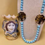 Collana artigianale con pasta di turchese, medaglioni di resina e grappoli perle di fiume. Collane pietre dure