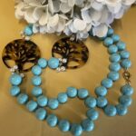 Collana artigianale con pasta di turchese, medaglioni di resina e grappoli perle di fiume. Collane pietre dure