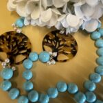 Collana artigianale con pasta di turchese, medaglioni di resina e grappoli perle di fiume. Collane pietre dure