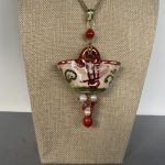 Ciondolo siciliano con borsetta ceramica di Caltagirone, perle naturali, pietre dure e corallo. Ciondoli artigianali siciliani