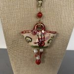Ciondolo siciliano con borsetta ceramica di Caltagirone, perle naturali, pietre dure e corallo. Ciondoli artigianali siciliani