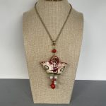 Ciondolo siciliano con borsetta ceramica di Caltagirone, perle naturali, pietre dure e corallo. Ciondoli artigianali siciliani
