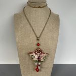 Ciondolo siciliano con borsetta ceramica di Caltagirone, perle naturali, pietre dure e corallo. Ciondoli artigianali siciliani