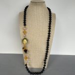 Collana siciliana con perle di lava annodate a mano, limone ceramica di Caltagirone, grappoli di perle di lava e Agata gialla. Collane caratteristiche siciliane