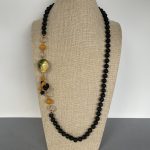 Collana siciliana con perle di lava annodate a mano, limone ceramica di Caltagirone, grappoli di perle di lava e Agata gialla. Collane caratteristiche siciliane